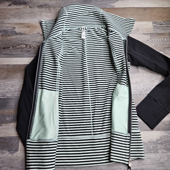 Lululemon Daily Yoga Jacket Size 4 Mint Green + Black Stripes - Picture 5 of 13